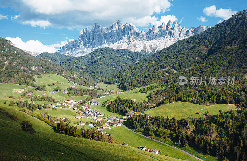 风景如画的Dolomites村(Val di Funes)